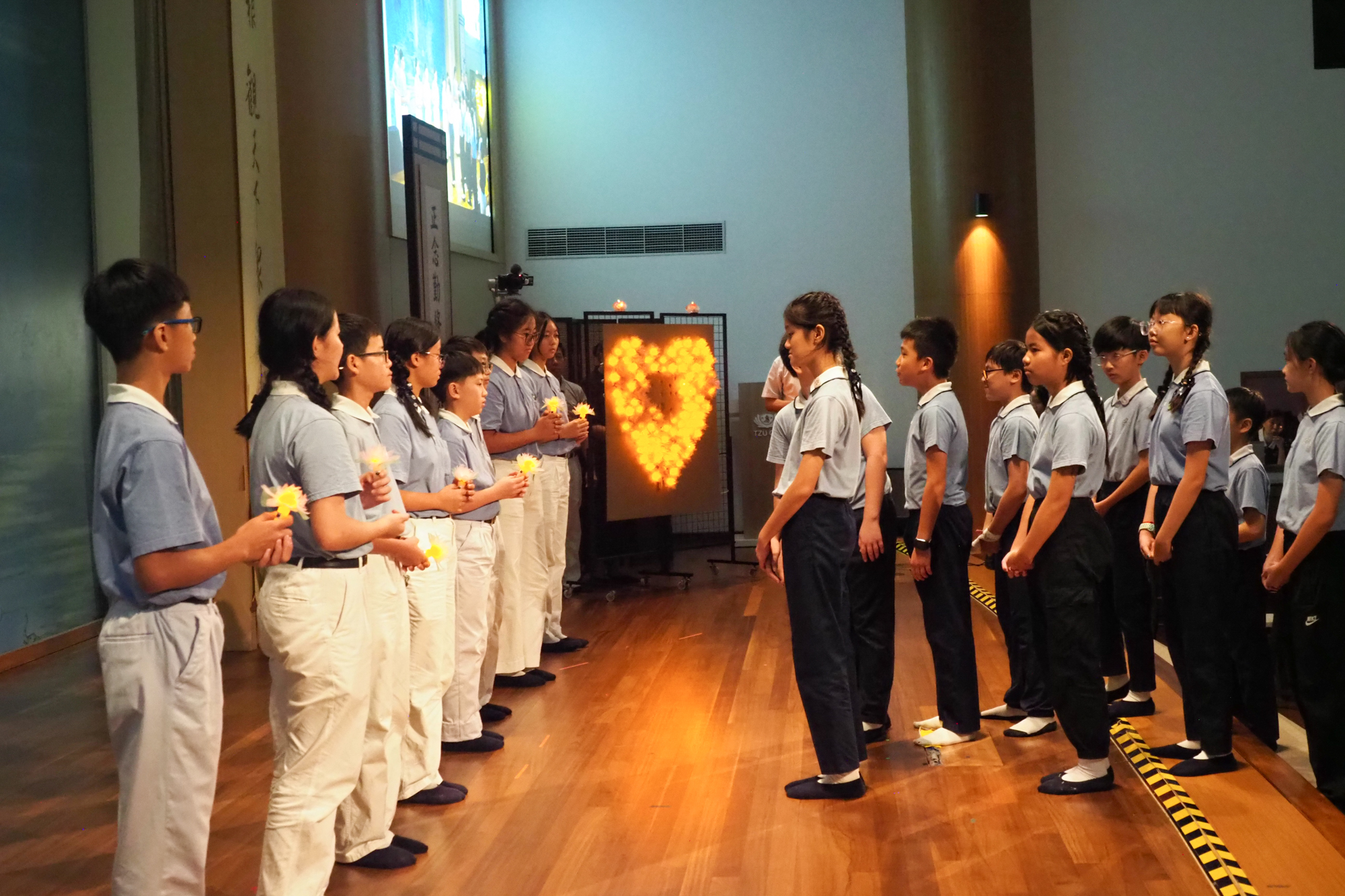 亲子班毕业生以心传灯，开启光明智慧。摄/ 郑智明