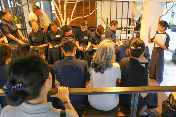 As the guides are a crucial “software” component of the Gallery, Seow Beng Lan (standing, far right) brings them through the objectives and the role of the Gallery during the briefing on 10 April 2016. (Photo by Chua Teong Seng)