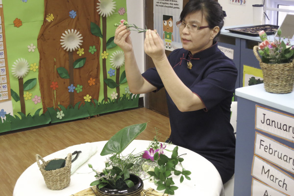 Before the start of the class, instructor Zhang Xiu Qin instils gratitude in the children by  leading them in thanking Mother Earth for providing the materials for the class. Photo by Li Xiao Ting