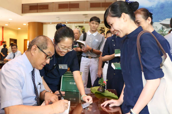 讲座结束后，刘济雨为新书《修与行》进行签书会。摄 / 黃思妮