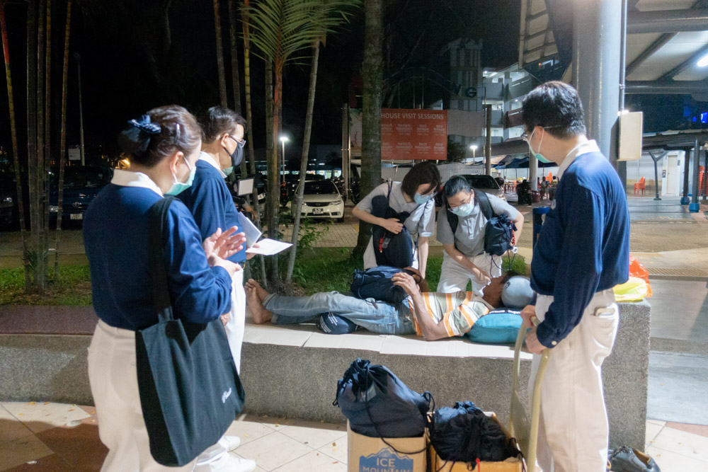 慈济职志工深夜带上祝福包“探访”露宿在组屋一带公共空间的马国客工。（摄 / 彭润萍）