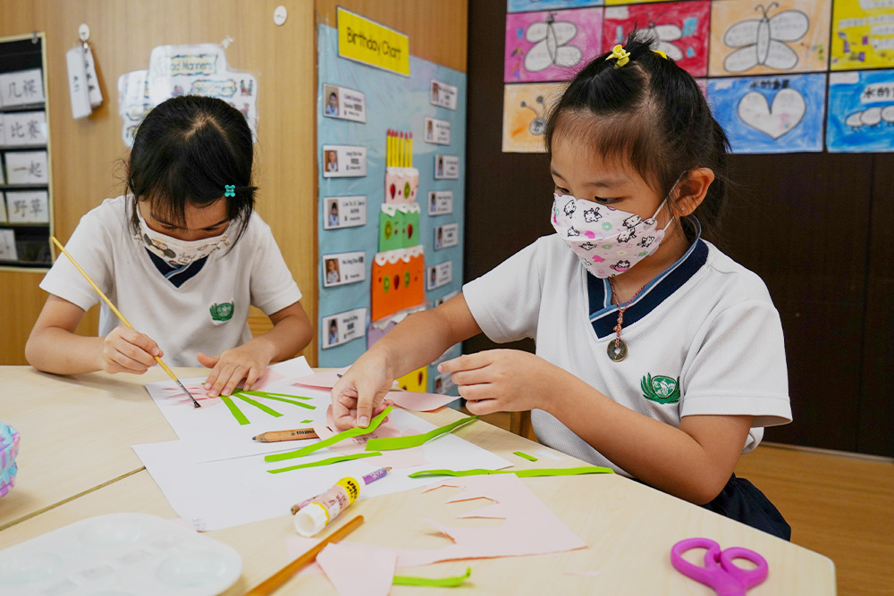 孩子自己动手，通过彩色纸剪贴、绘画等形式制作一张贺卡，给父母惊喜。（摄/ 曾美珍）